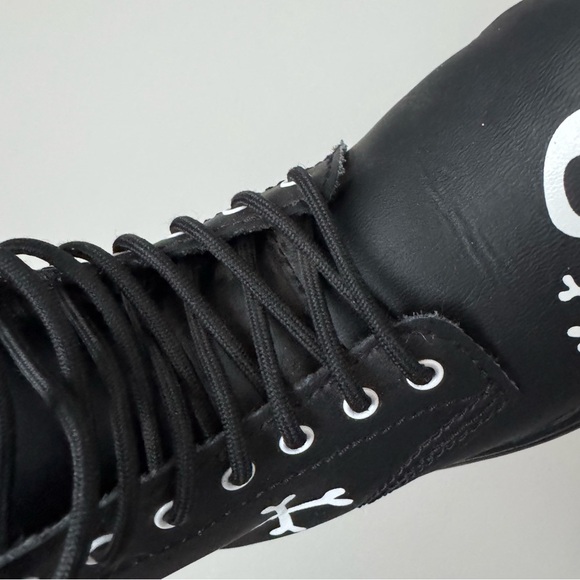 Dr Martens 1460 Skull & Bones Leather Lace Up Boots Girls Size 10 EUC Shoes Icon - Picture 7 of 11